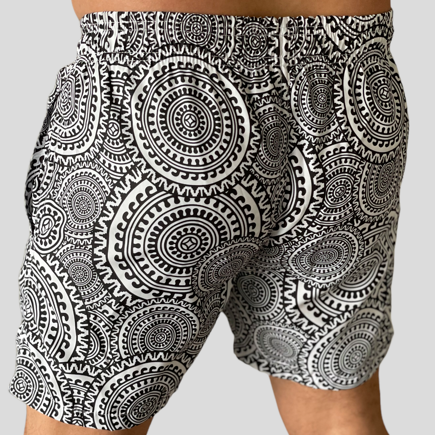 Pantaloneta de baño con diseño étnico